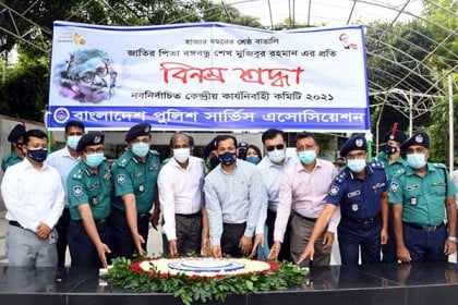 বঙ্গবন্ধুর প্রতিকৃতিতে শ্রদ্ধা জানালো বাংলাদেশ পুলিশ সার্ভিস এসোসিয়েশনের নবনির্বাচিত কমিটি

