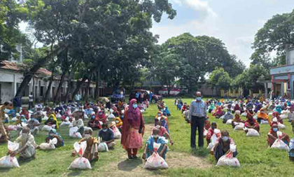 কাউনিয়ায় ৩০০ পরিবারকে খাদ্য সহায়তা বসুন্ধরা গ্রুপের