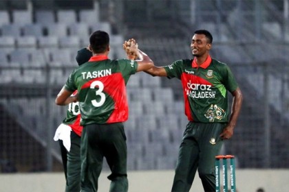 টাইগারদের দুর্দান্ত বোলিংয়ে দিশেহারা জিম্বাবুয়ে