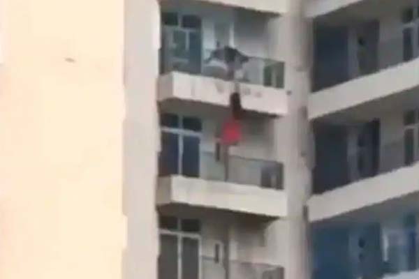 স্বামীর হাত ফসকে ৯ তলা থেকে পড়ে গেলেন স্ত্রী, ভিডিও ভাইরাল