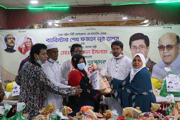 কামরাঙ্গীরচরে তাপস ও কামরুলের উদ্যোগে ত্রাণ বিতরণ 

