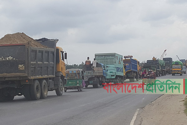 বঙ্গবন্ধু সেতু পশ্চিমপাড় মহাসড়কে ধীর গতিতে চলছে যানবাহন