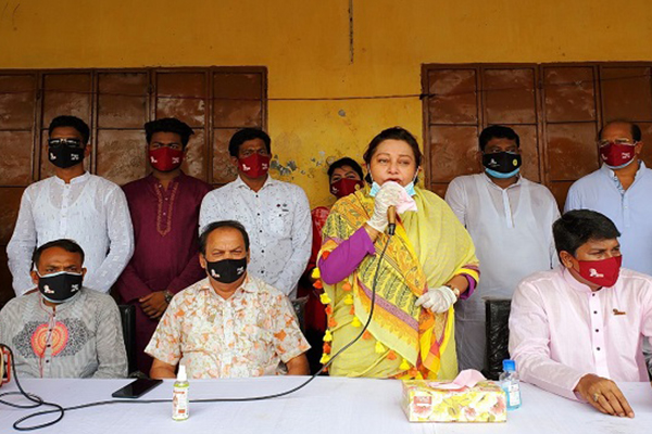 নাটোরে দরিদ্র ও দুস্থদের মাঝে ভিজিএফ’র চাল বিতরণ