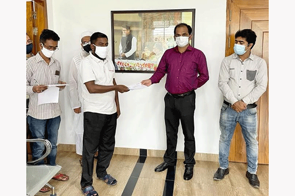 অসহায় ও দরিদ্রদের মাঝে অনুদানের চেক প্রদান বিসিসির