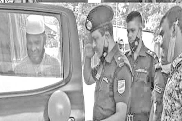 ২৫ বছর পুলিশ ভ্যানের পেছনে বিদায় দিলেন কর্মকর্তার আসনে