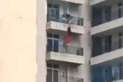 স্বামীর হাত ফসকে ৯ তলা থেকে পড়ে গেলেন স্ত্রী, ভিডিও ভাইরাল