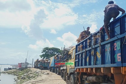 যানবাহনের চাপে অচল দৌলতদিয়া ফেরিঘাট