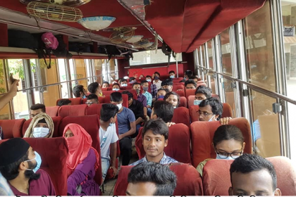 কর্তৃপক্ষের পরিবহন ব্যবস্থায় বাড়ি ফিরলেন বরিশাল বিশ্ববিদ্যালয়ের শিক্ষার্থীরা