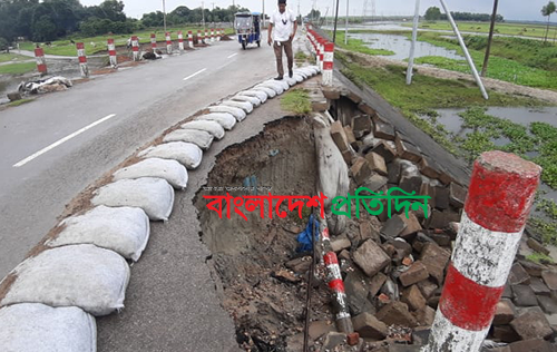 হবিগঞ্জের আজমিরীগঞ্জে ব্রিজের এপ্রোচে বড় ভাঙন, দুর্ঘটনার শঙ্কা 