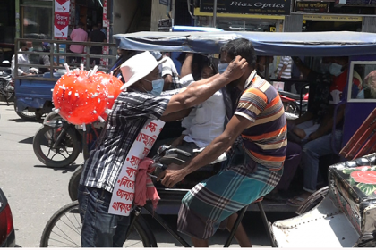 বরিশালে করোনার প্রতীক প্রদর্শন করে পথচারীদের 
মাঝে মাস্ক বিতরণ