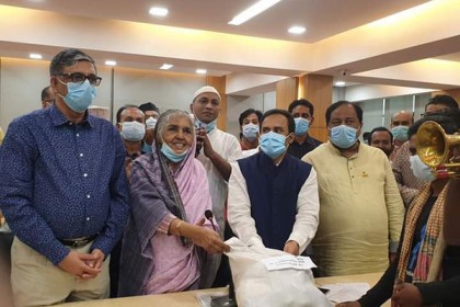 ত্রাণ উপকমিটির পক্ষ থেকে প্রধানমন্ত্রীর ঈদ
উপহার বিতরণ