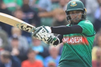 জয়ের জন্য একাই লড়ে যাচ্ছেন সাকিব