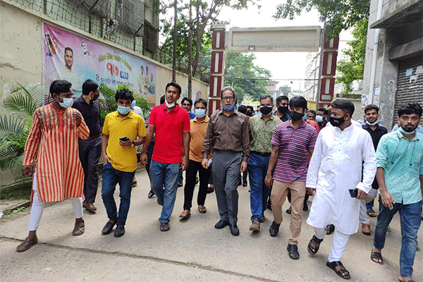 দ্বিতীয় দিনেও বিশ্ববিদ্যালয়ের বাসে বাড়ি ফিরেছে জবি শিক্ষার্থীরা