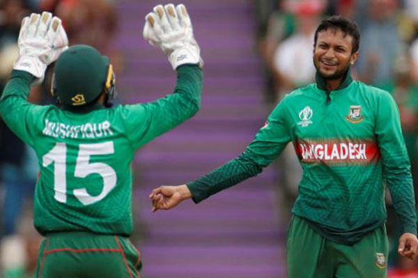 লোকে সাকিবের বিরুদ্ধে কথা বলার সাহস দেখায় কীভাবে: মুশফিক