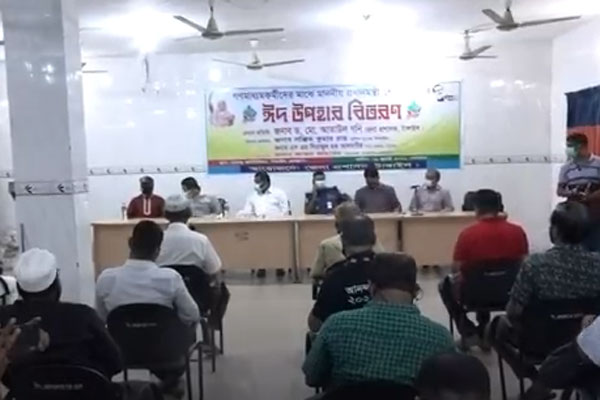 টাঙ্গাইলে সাংবাদিকদের মধ্যে প্রধানমন্ত্রীর ঈদ উপহার বিতরণ