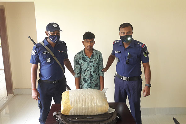 ১০ কেজি গাঁজা নিয়ে বাসে উঠার সময় মাদক ব্যবসায়ী আটক