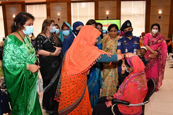 করোনায় অসহায়দেরকে এবার ঈদ সামগ্রী উপহার দিল পুনাক 