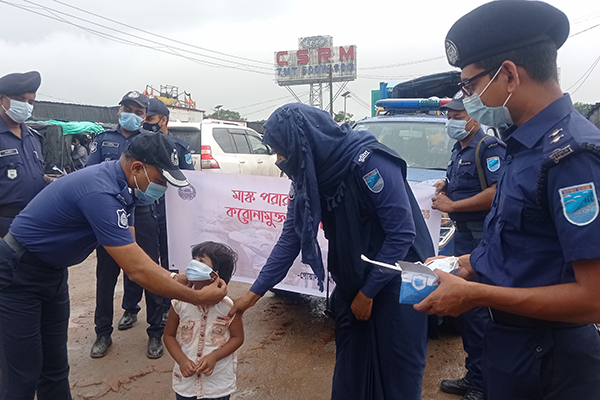 দৌলত‌দিয়া ফে‌রিঘা‌টে যাত্রী‌দের মা‌ঝে পু‌লি‌শের মাস্ক বিতরণ