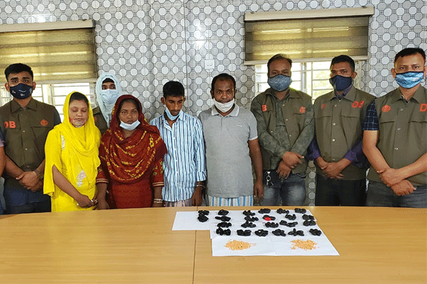 সাংবাদিক পরিচয়ে ইয়াবা পাচার, পুলিশের জালে ধরা ৪ জন