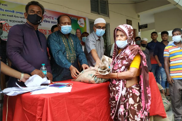বগুড়ায় কর্মহীন ও দুস্থদের মাঝে খাদ্য সামগ্রী বিতরণ