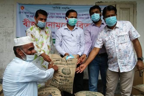 ফুলপুরে ক্ষুদ্র ও প্রান্তিক কৃষকদের মাঝে বিনামূল্যে ধানবীজ বিতরণ