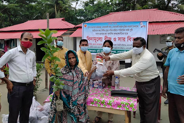 নোয়াখালীতে গৃহহীনদের ঘর সাজাতে গাছের চারা বিতরণ