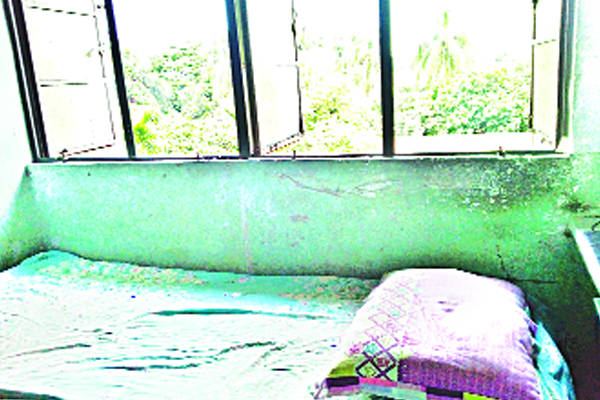 যে কক্ষে বসে লেখেন নন্দিত নরকে