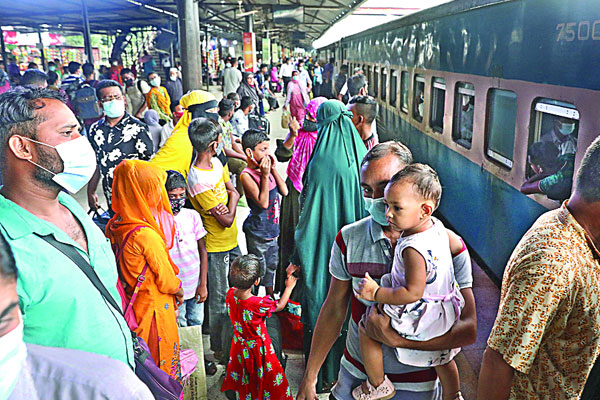 ঘরমুখো মানুষ স্বাস্থ্যবিধি উধাও