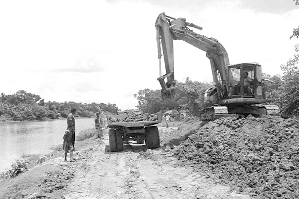 নদী খননের মাটি লুট