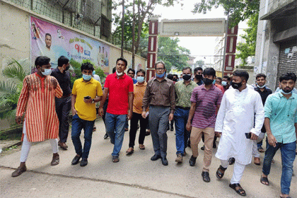 দ্বিতীয় দিনেও বিশ্ববিদ্যালয়ের বাসে বাড়ি ফিরেছে জবি শিক্ষার্থীরা