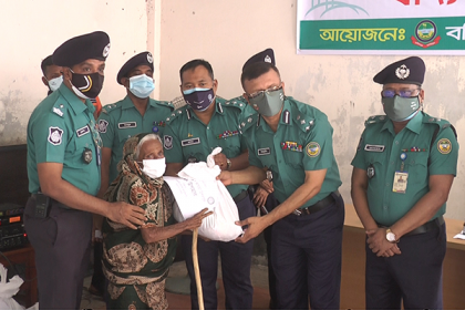 বরিশালে কর্মহীন অসহায় মানুষের
মাঝে খাদ্য সহায়তা পুলিশের