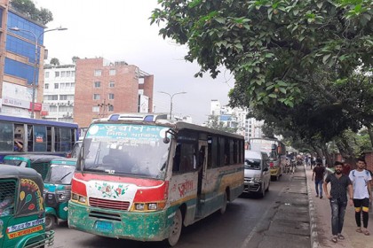 থমকে আছে বনানী ওভারপাস থেকে উত্তরামুখী গাড়ি 

