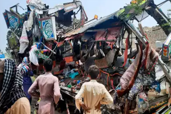 পাকিস্তানে মর্মান্তিক দুর্ঘটনায় অন্তত ৩০ জন নিহত