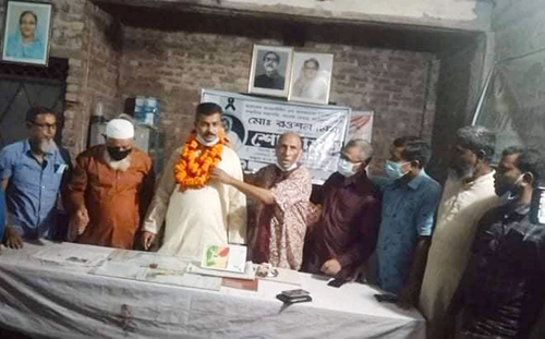 কারামুক্ত আওয়ামী লীগ নেতা মোনায়েমকে ফুলের মালা দিয়ে বরণ
