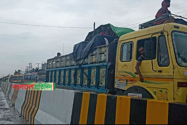 ঢাকা-টাঙ্গাইল মহাসড়কে থেমে থেমে ৬ কিলোমিটার যানজট