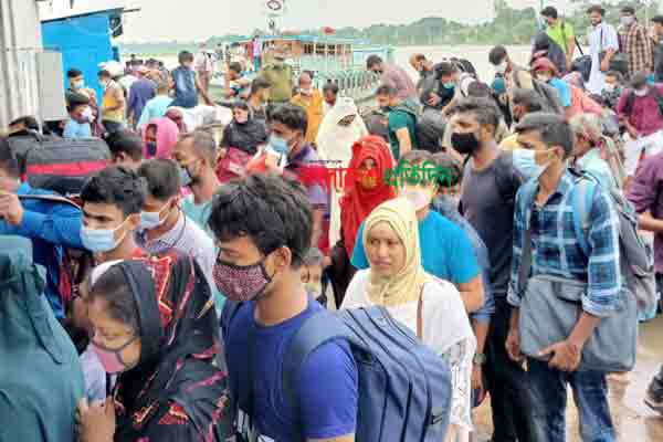দৌলতদিয়া ফেরিঘাটে ঘরমুখো যাত্রীদের উপচে পড়া ভিড়