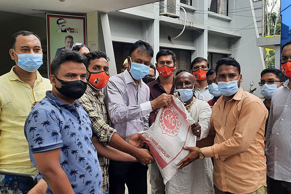 বেদে পল্লীতে উপজেলা পরিষদের পক্ষ থেকে ঈদ উপহার বিতরণ