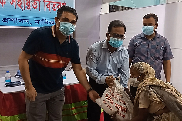 মানিকগঞ্জে প্রধানমন্ত্রীর মানবিক সহায়তা বিতরণ