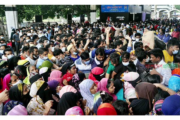 ট্রেনে তিল ধারণের ঠাঁই নেই