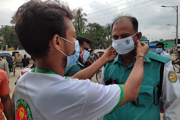 ডিএসসিসি'র পশুর হাটের স্বাস্থ্যবিধিতে 'বি হ্যাপী'

