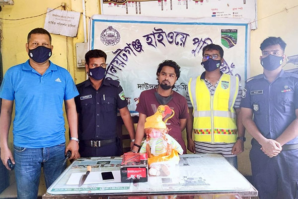 কুমিল্লায় কাভার্ডভ্যান চালককে ছুরিকাঘাত করে টাকা-মোবাইল ছিনতাই
