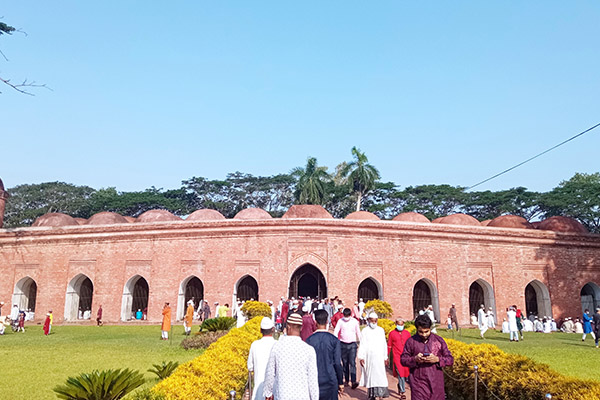 বাগেরহাটে ষাটগম্বুজ মসজিদে ঈদের প্রধান জামাত 