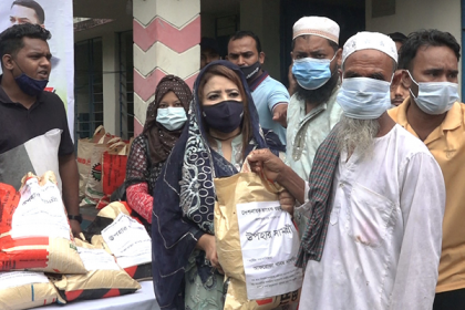 বরিশালে কর্মহীনদের মাঝে ঈদ উপহার সামগ্রী বিতরণ