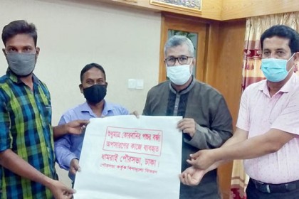 ধামরাইয়ে কোরবানির বর্জ্য সংরক্ষণের জন্য বস্তা বিতরণ