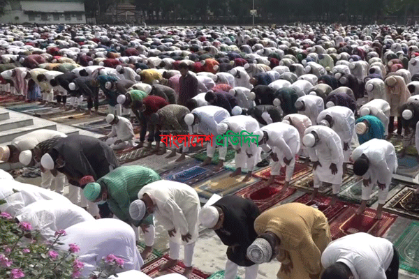 ময়মনসিংহে ঈদ জামাতে করোনা থেকে বাঁচতে অশ্রুসিক্ত প্রার্থনা  