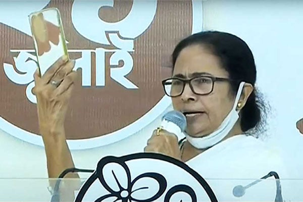 আড়ি পাতা রুখতে ফোনে প্লাস্টার লাগিয়েছেন মমতা, দেখালেন নিজেই