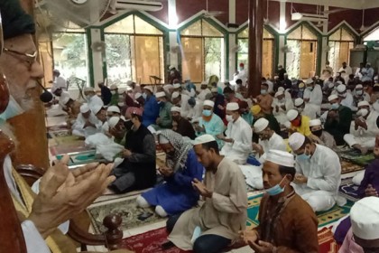 খুলনায় ঈদের জামাতে করোনা মহামারী থেকে রক্ষা পেতে দোয়া