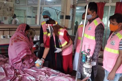 ঈদের দিন হাসপাতালে করোনা রোগীদের সাথে শুভেচ্ছা বিনিময় টিম খোরশেদের 