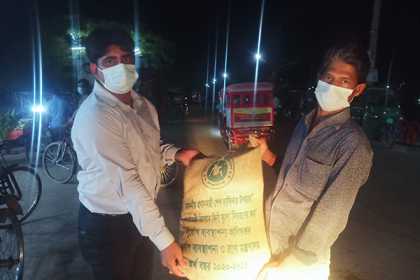 বাড়িতে খাবার নেই, ফোন পেয়ে ১৫ মিনিটের মধ্যে প্রধানমন্ত্রীর ঈদ উপহার
