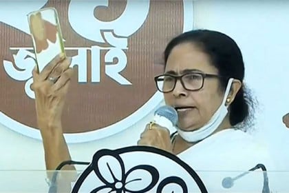 আড়ি পাতা রুখতে ফোনে প্লাস্টার লাগিয়েছেন মমতা, দেখালেন নিজেই